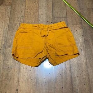 Yellow mini shorts with adjustable waist and pockets. Size: M